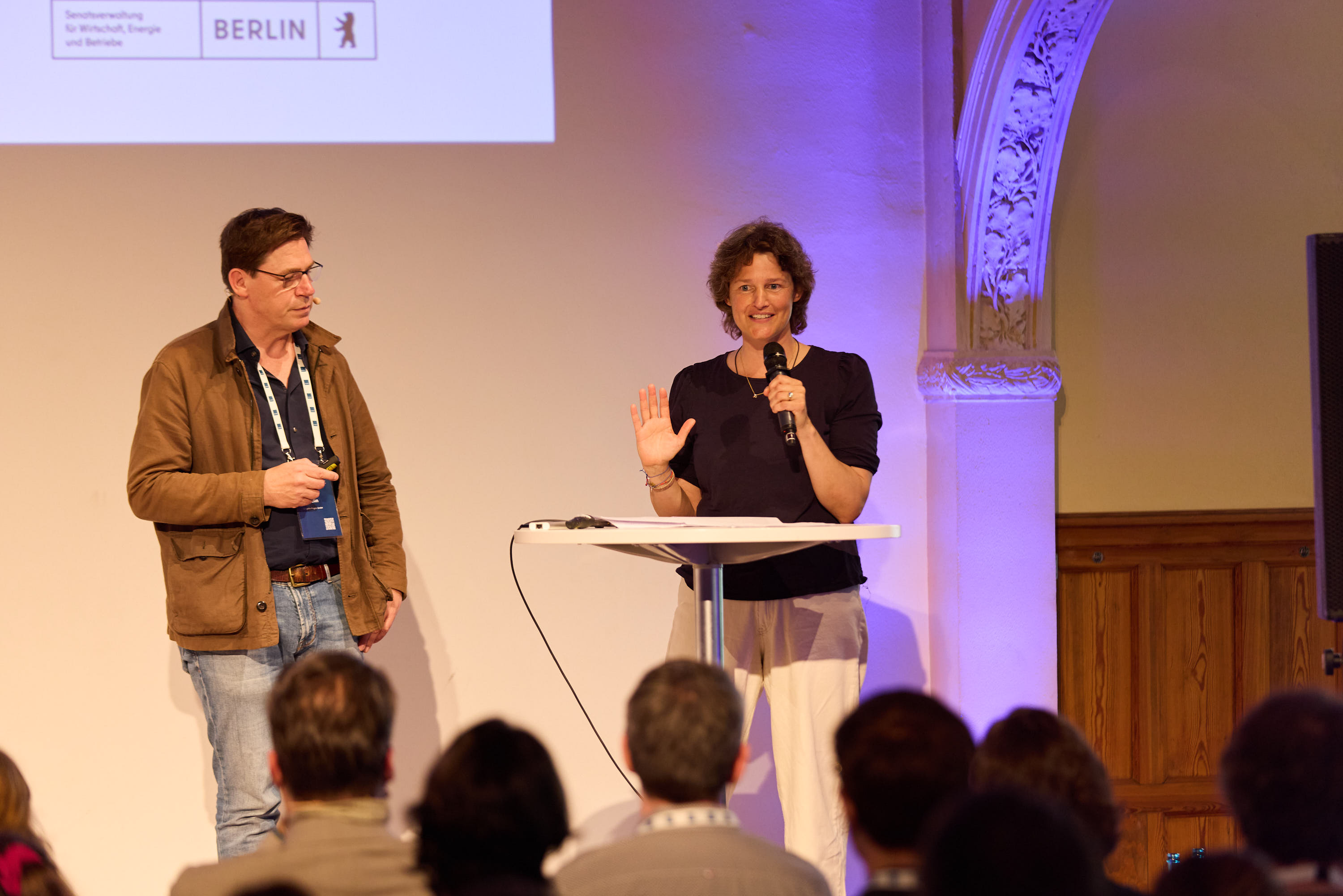 Gastgeber Philipp Kröpelin und Bettina Neuhaus bei ihren Begrüßungsworten